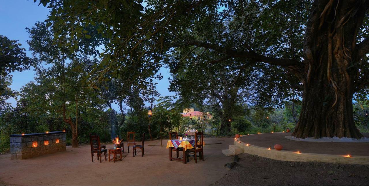 Courtyard House Otel Kānha Dış mekan fotoğraf